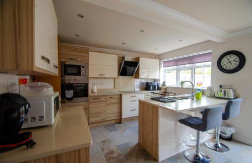 Smitten House 4 Bedroom RHYL - Photo 7