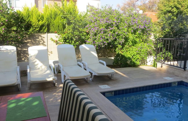 Villasevval-sleeps8-pool-bbq-ac-neartown - Photo 27