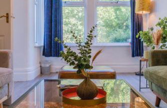 4-Bed Family House in Leeds with park view - Foto 25