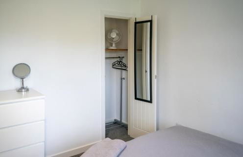 Dunstable 3-Bed House Sleeps 6 Driveway Parking Near Town Centre & Transport Links Close to Whipsnade Zoo Ideal for Families & Contractors - Photo 21