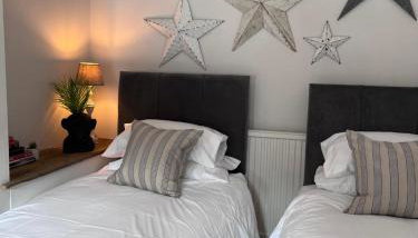 CWTCH COTTAGE Llantrisant 2 bed home - sleeps 4 - Foto 3