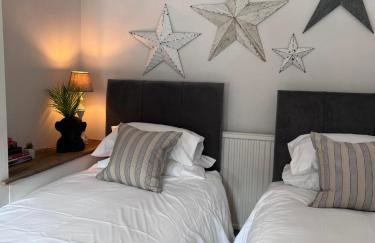 CWTCH COTTAGE Llantrisant 2 bed home - sleeps 4 - Foto 3