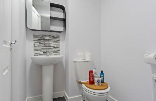 Exquisite 7 Bedroom 5 Bathroom House - Over 1900 sqft - Close to City Centre with Free Parking, Fast W-Fi and SmartTVs by Yoko Property - Foto 24