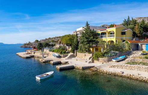 Beautiful Apartment In Lukovo Sugarje - Photo 1