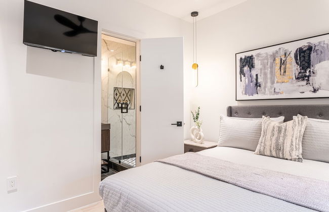 Townhouse on Canal - Photo 2