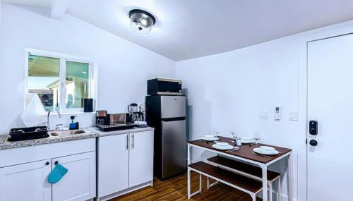 Phoenix Retreat - Studio with King Bed - 10 min from Airp - Unit C - Foto 4, stove, minibar