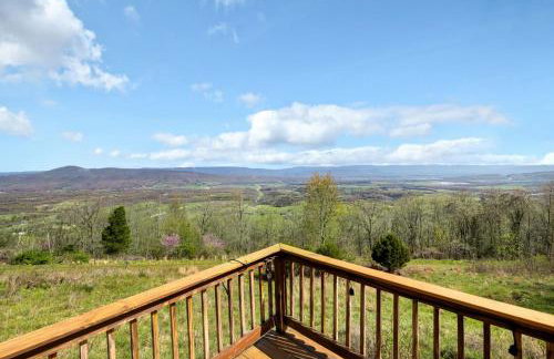 Lofted chalet cabin w hot tub fire pit & views - Foto 3