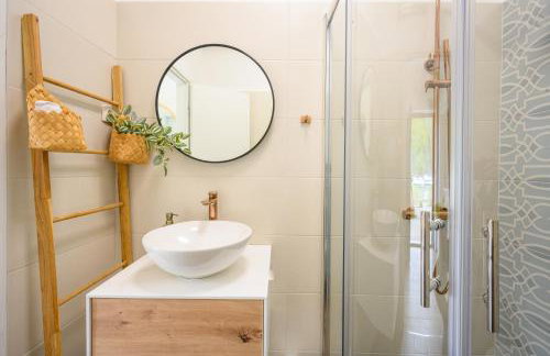 Mila and Jurija Formenti 2 apartments in heart of nautic marina, with heated swimming pool May till October, bikes, Sup, kajak, free parking in our garden - Photo 28