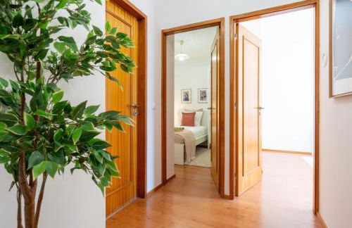 Bright Flat with Balcony & Garage by HostWise - Foto 33