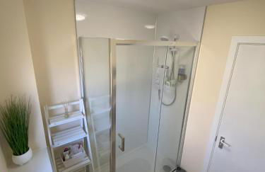 Treetops - Bright 2 Bed Flat - Super Location - Photo 20