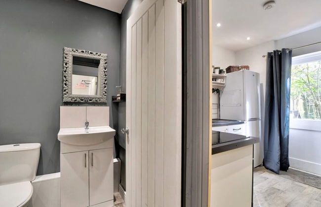 Cozy Guest Lodge With a Large Secluded Garden - Photo 13