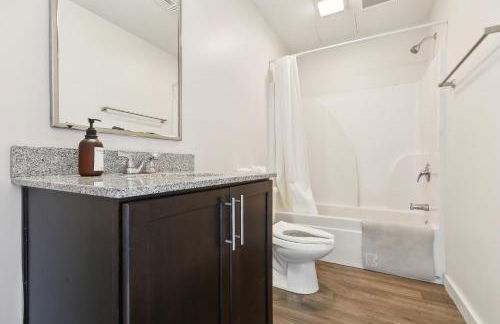 Stylish Downtown High-Rise - 2BD - Foto 16