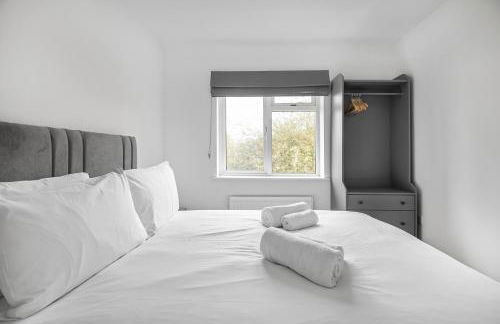 Spacious 4 Bedroom Home, Prime Location, Parking - Photo 16