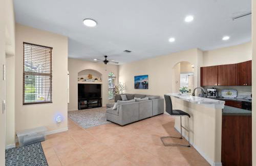 Tranquil & Spacious Family Retreat Swimming Pool - Foto 18