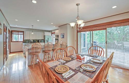 Walk to Beach! Hyannis Family Haven with Deck - Foto 6