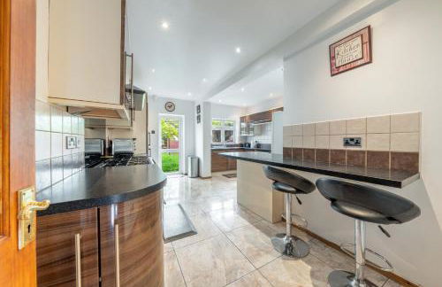 Barnet Serviced Accommodation - Elegant 5-Bedroom Home, Just a 7-Minute Stroll from High Barnet Station - Book Your Stay Today!" - Foto 12