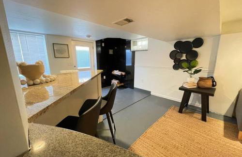 New! Cozy 4-bedroom w/ free parking. Dogs welcome! - Foto 6