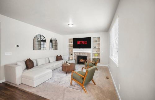 Charming Family Stay w Arcade Theatre Ski Haven Walking trails and river walk in backyard - Foto 12