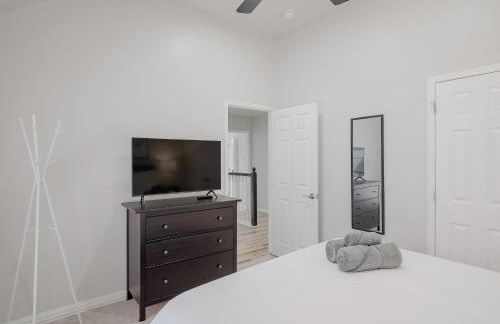 Glamorous Mansion w Private Pool and Cinema Room - Photo 33