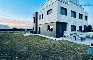 Lujosa casa en primera línea playa increibles vistas mar - Foto 1