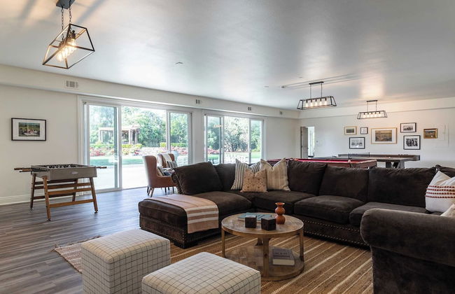 Wilson Creek Manor By Avantstay Sleeps 10! Amazing Estate w/ Pool & Game Room - Photo 14