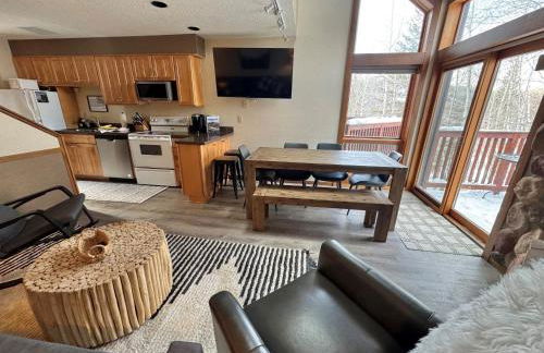Cozy Townhome at Lutsen Mtn - Ski-in, Ski-out, Pool, Hot Tub, Fitness Center, resort amenities galore! - Foto 6