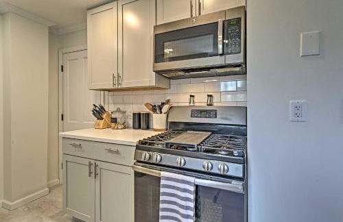 Updated Home with Patio Half Mile to West Point - Foto 10