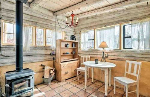 Log Casita Overlooking Pond and Waterfall near Taos, New Mexico - Foto 21