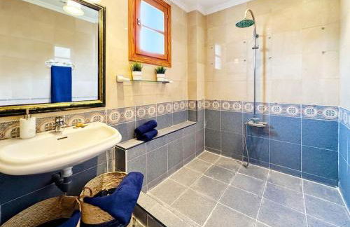 6 Bedroom Luxury Villa, Jacuzzi & heated pool 18 guests - Foto 23