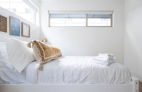 Walk to Restaurants from a Designer Cap Hill Home - Foto 48