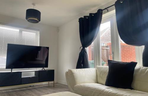 Modern & Spacious 3-Bedroom Home in Dartford, Ideal for Families, Groups and Contractors - Photo 9