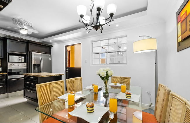 Urban 5BR Private Pool Getaway 10 Min- Bch - Foto 10