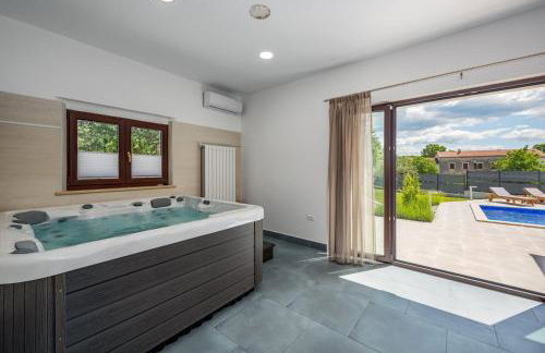 Villa Luna Tinjan, Pool and Wellness - Photo 12