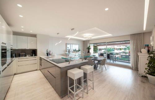 REF 1924 - Cannes Croisette - Sea view apartment for rent - Photo 4