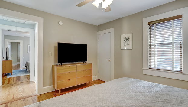 Newly Renovated Home in Downtown Fernandina Beach, A Block Away from Centre Street by RedAwning - Foto 3, Habitación