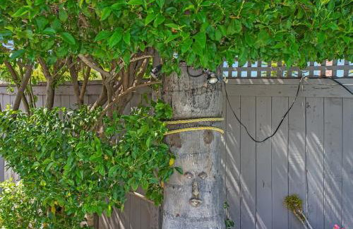 Charming Villa with Backyard Oasis Close to Beach - Foto 31