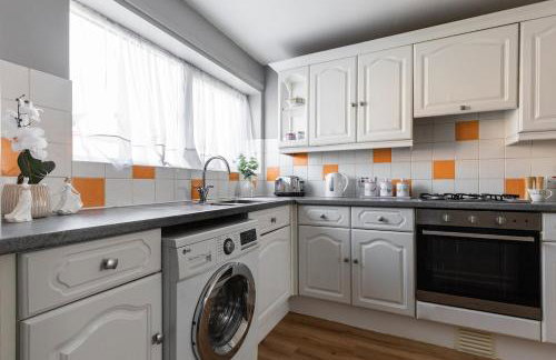 Clicketts - 3-Bedroom, Full Entire House, Sleeps 6 guests, Free wifi, Street Parking, Smart TV, Basildon, Essex London - Foto 59