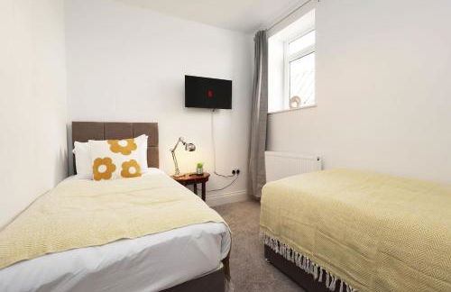 Modern 3 Bed - M4 ACCESS - Wi-Fi - Photo 41