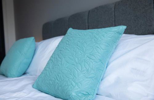 Modern and Spacious Home From Home 1 mile from M1 - with Netflix, Prime Video, PS5, free parking, superfast WiFi, BBQ - Sleeps 11 - By Brightleap Apartments - Foto 27