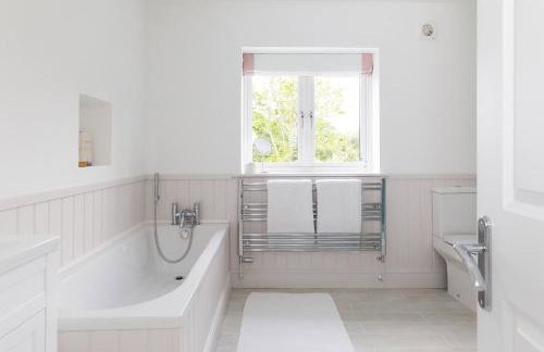 Stunning 5BR Home With Pool - 5 min to Beach - Foto 70