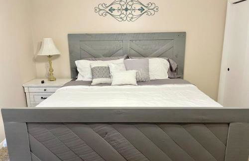 Rustic Chic in Charming Center Grove w Fenced Yard - Foto 15