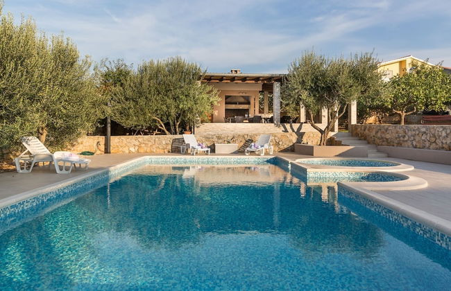 Spacious Holiday Home With Swimming Pool - Foto 26