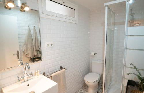 Stunning Designer 2 Bed Apt in Glorious Gràcia - Photo 15