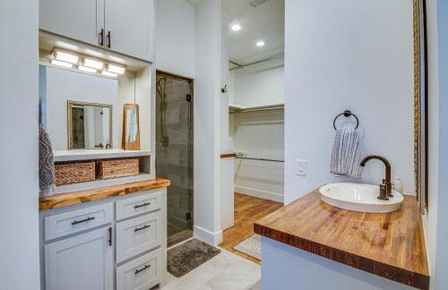 Waterfront Terry Home with 3 Decks and Hot Tub! - Foto 23