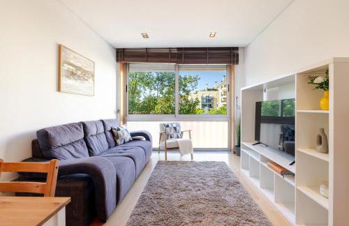 Modern Flat with Workspace in Foz by HostWise - Foto 6