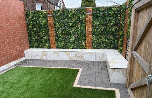 Luxury 6-Bed Home Near City Centre, Sleeps 12 plus- Cinema Room, Games Room, 5 Bathrooms & Driveway for Multiple Cars - Photo 30