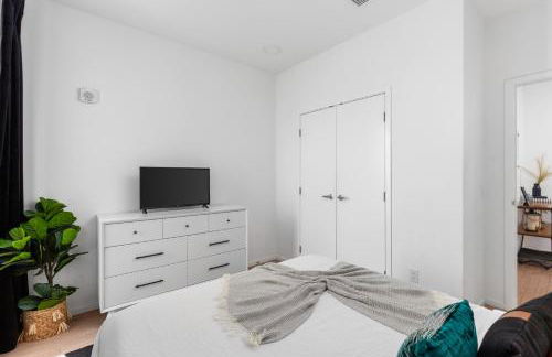 River View High-End Condo with Private Patio and FREE Parking - Foto 23