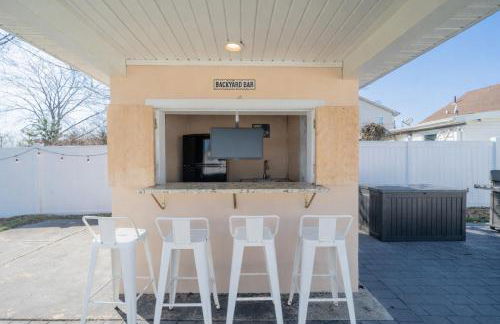 3BR Beach House | Fire Pit & Bar | Steps to Beach - Foto 47