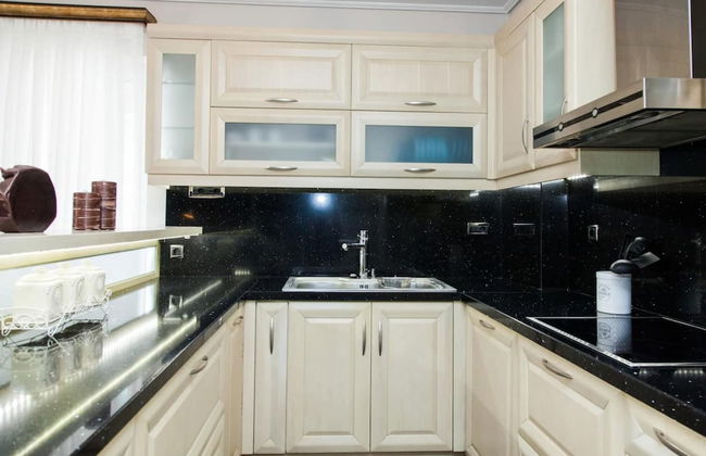 Elegant & Spacious Apt. with Sea View - Photo 12