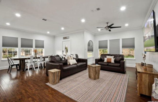 Experience Serenity in a 4br/3ba Downtown Home - Foto 14